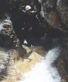Glenn à la sortie de la grotte de Arandari