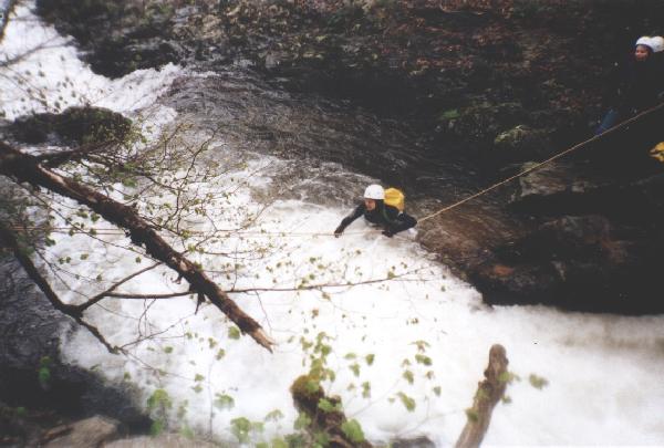 Les gorges de la Cloche : Muriel traverse s'aidant de la tyrolienne.