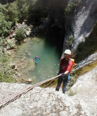 Barranco du Pas de l'Escanell : Fred descend tandis que Mumu barbotte !