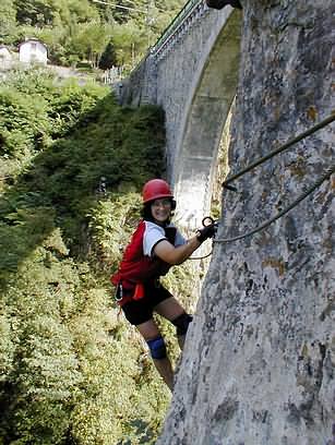 Via ferrat de Luz : Sophie, une fois passée sous le pont ! 