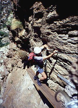 Via ferrata de Llo : Passage arien de Fred sur les planchettes