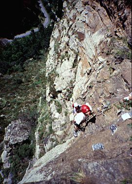 Laurie grimpe dans la via ferrata de Llo