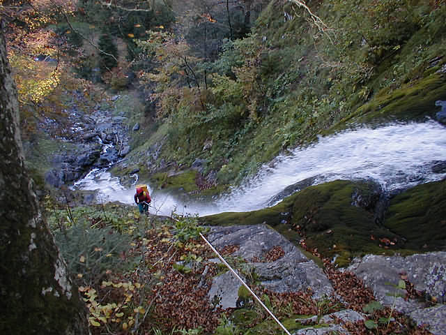 Sophie dans la grande cascade de la Ley