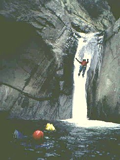 Sophie glisse dans les gorges du llech 