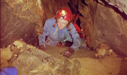 grotte de la tute murguette : Annie se traîne...