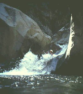 Fred secoué dans les toboggans des gorges du nyer 