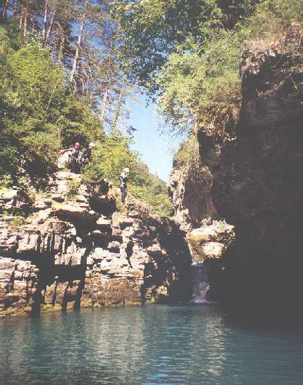 Bénédicte s'essaie au saut dans le Viandico.